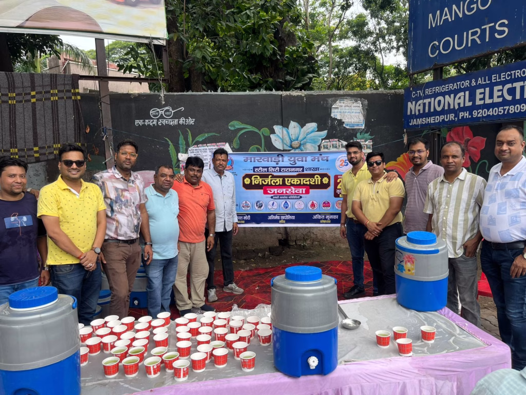 मारवाड़ी युवा मंच, स्टील सिटी टाटानगर शाखा द्वारा निर्जला एकादशी पर राहगीरों के बीच आम पानी का वितरण